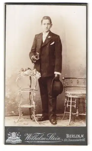Fotografie Wilhelm Stein, Berlin-N, Chausseestrasse 66, Portrait Knabe in festlichem Anzug