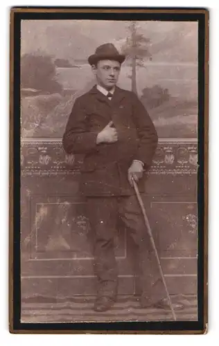 Fotografie unbekannter Fotograf und Ort, Portrait junger Mann mit Stock und Hut