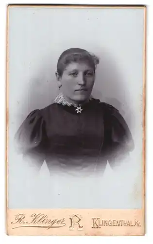 Fotografie R. Klinger, Klingenthal i/V, Portrait Frau mit zusammengebundenem Haar