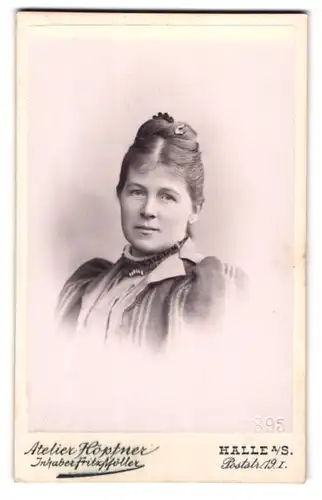 Fotografie Fritz Möller, Halle a/S, Poststrasse 19, Portrait Dame mit zusammengebundenem Haar