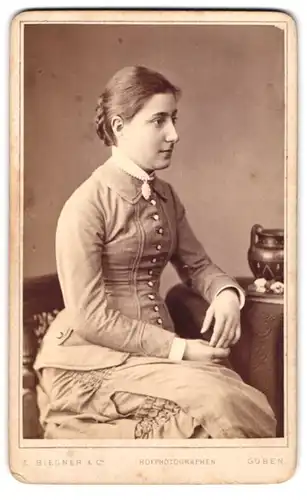Fotografie E. Biegner, Guben, Wilhelmsplatz 9, Portrait junge Frau in zeitgenöss. Kleidung