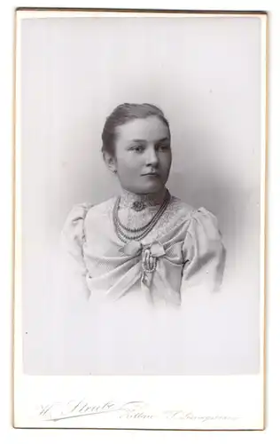 Fotografie H. Strube, Zittau i/S, Lessingstrasse, Portrait Mädchen mit zusammengebundenem Haar