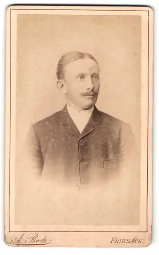 Fotografie A. Bode, Friesack, Portrait Herr mit Mittelscheitel und Oberlippenbart