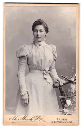 Fotografie Th. Mende Wwe., Hagen, Portrait junge Dame in Kleid