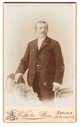 Fotografie Wilhelm Stein, Berlin-N, Chausseestr. 66, Portrait Herr in Anzug