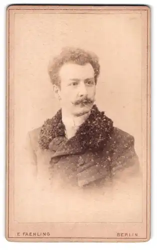 Fotografie E. Faehling, Berlin, Leipziher-Strasse 63a, Portrait Mann mit Oberlippenbart in Wintermantel