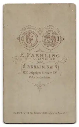 Fotografie E. Faehling, Berlin, Leipziher-Strasse 63a, Portrait Mann mit Oberlippenbart in Wintermantel