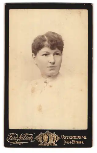 Fotografie Ferd. Nitsch, Osterode a/H, Neue-Strasse, Portrait junge Frau mit zusammengebundenem Haar