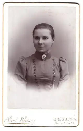 Fotografie Paul Krause, Dresden A., Ostra-Allee 19, junge Frau mit Brosche am Hals