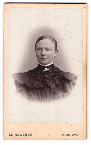 Fotografie Leineweber, Hannover, junge Frau im schwarzen Kleid abgelichtet