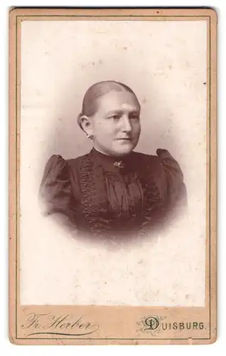 Fotografie Fr. Herber, Duisburg, reife Frau im schwarzen Kleid mit Rüschen