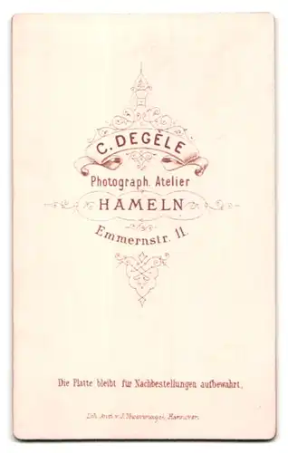Fotografie C. Degele, Hameln, Emmernstrasse 11, junge Frau mit geflochtenem Haar und grosser Schleife um den Hals