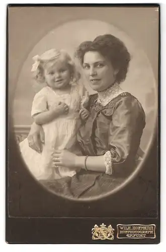 Fotografie Wilh. Hofmann, Erfurt, Anger 23, Mutter im Rüschenkleid mit ihrer Tochter im weissen kleid