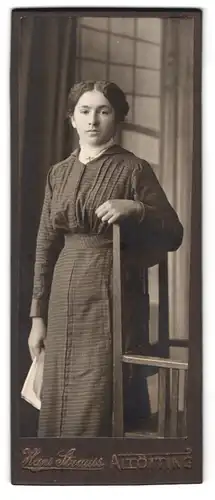 Fotografie Hans Strauss, Altötting, Schlotthammerstrasse 1, Frau im einfachen Kleid stehend am Stuhl
