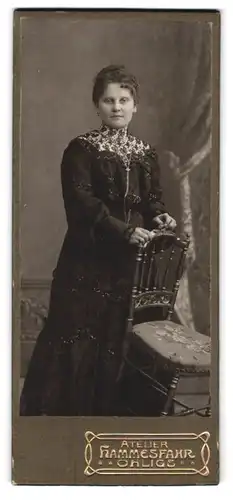Fotografie Atelier Hammesfahr, Ohligs, Frau im festlichen Kleid lehnt an einem Stuhl