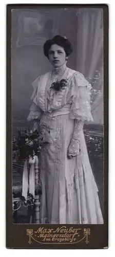 Fotografie Max Neuber, Meinersdorf i. Erzgeb., Frau im festlichen weissen Kleid mit Blumen stehend portraitiert