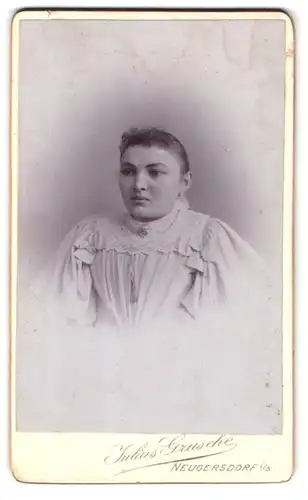 Fotografie Julius Grusche, Neugersdorf i/S., Junge Frau in spitzenbesetztem Kleid