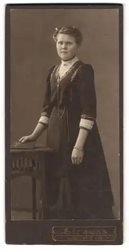 Fotografie Strauss, Leipzig, Dame in festlichem Kleid