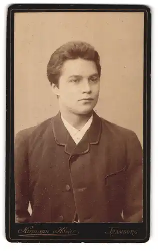 Fotografie Hermann Köster, Hamburg, Adretter Jüngling mit geföhntem Haar