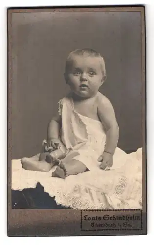 Fotografie Louis Schindhelm, Ebersbach i. Sa., Säugling mit Püppchen