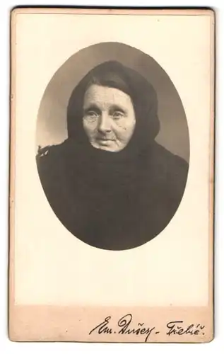 Fotografie unbekannter Fotograf und Ort, Portrait betagte Dame mit Kopftuch