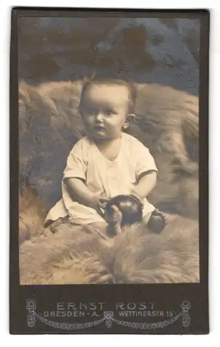 Fotografie Ernst Rost, Dresden-A., Wettinerstr. 15, Portrait süsses kleines Mädchen mit Ball in den Händen