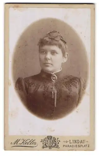 Fotografie M. Keller, Lindau, Paradiesplatz, Portrait charmantes Fräulein mit Schleife im Haar