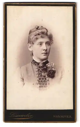 Fotografie G. W. Leineweber, Hannover, Georgstr. 11, Portrait blonde Schönheit mit Dutt und Ansteckblumen an der Bluse