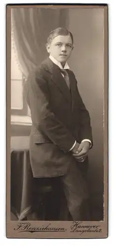 Fotografie F. Renziehausen, Hannover, Langelaube 2, Portrait hübscher junger Mann im eleganten Anzug