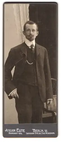 Fotografie Atelier Elite, Berlin, Leipziger Str. 124, Portrait stattlicher junger Mann im Anzug