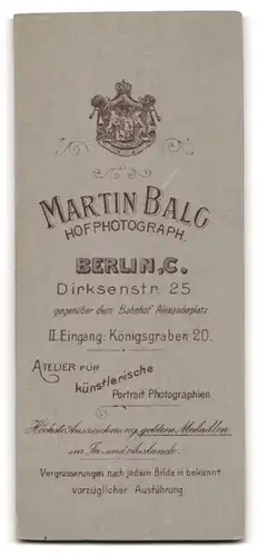 Fotografie Martin Balg, Berlin, Dirksenstr. 25, Portrait elegant gekleidete Dame mit Dutt am Vorhang stehend