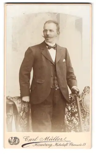 Fotografie Carl Müller, Hamburg, Hoheluft-Chaussee 35, Portrait Herr mit imposantem Oberlippenbart