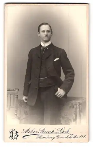 Fotografie Bernh. Lück, Hamburg, Grindelallee 141, Portrait junger Herr in Anzug mit Krawatte