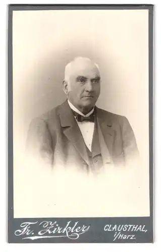 Fotografie Fr. Zirkler, Clausthal i/Harz, Portrait betagter Herr in Anzug