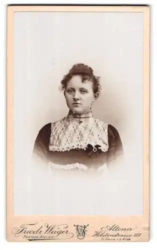 Fotografie Friedr. Wäger, Hamburg-Altona, Holstenstrasse 117, Portrait junge Frau mit zusammengebundenem Haar