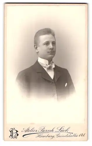 Fotografie Bernh. Lück, Hamburg, Grindelallee 141, Portrait junger Herr in Abendgarderobe