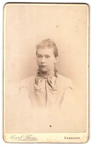 Fotografie Carl Thies, Hannover, Höltystr. 13, Portrait blondes schönes Fräulein mit Brosche am Blusenkragen