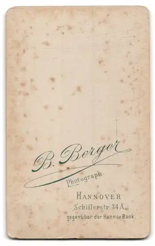 Fotografie B. Berger, Hannover, Schillerstr. 34A, Portrait hübsche Dame mit zurückgebundenem Haar