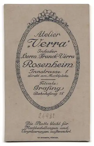 Fotografie Atelier Verra, Rosenheim, Innstr. 1, Portrait elegant gekleideter Herr am Tisch sitzend