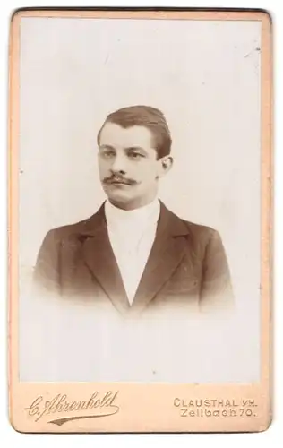 Fotografie C. Ahrenhold, Clausthal i. H., Zellbach 70, Portrait charmanter junger Mann im Jackett