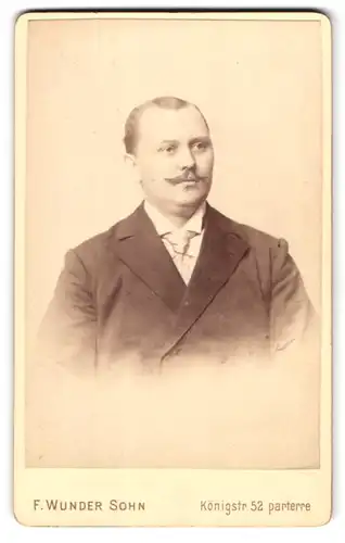 Fotografie F. Wunder Sohn, Hannover, Königstr. 52, Portrait stattlicher Herr mit Schnäuzer im Jackett
