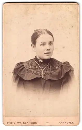Fotografie Fritz Walkenhorst, Hannover, Ihmebrückstr. 2, Portrait schönes Fräulein mit Brosche und Halskette