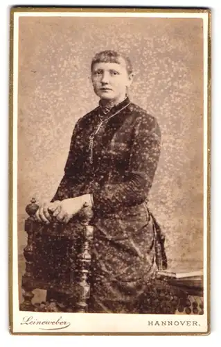 Fotografie G. W. Leineweber, Hannover, Georgstrasse 11, Portrait blondes schönes Fräulein mit Halskette