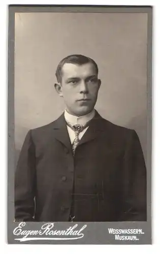 Fotografie Eugen Rosenthal, Weisswasser, Portrait charmanter junger Mann mit Krawatte im Jackett