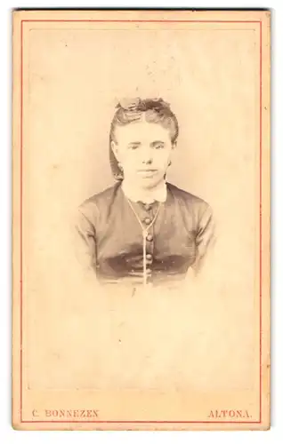 Fotografie C. Bonnezen, Altona, Gr. Berg-Strasse 63, Portrait schönes Fräulein mit Haarschleife