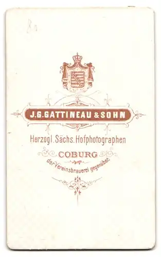 Fotografie J. G. Gattineau & Sohn, Coburg, Portrait hübscher junger Mann mit lockigem Haar im Jackett