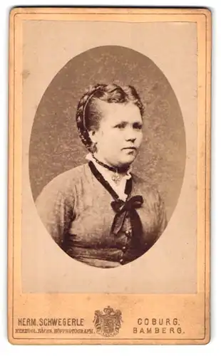 Fotografie Herm. Schwegerle, Coburg, Badergasse 1, Portrait bezauberndes Fräulein mit Flechzopf