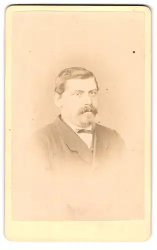 Fotografie Hermann Pfefferle, Lenzkirch, Portrait stattlicher Herr mit Bart im Jackett