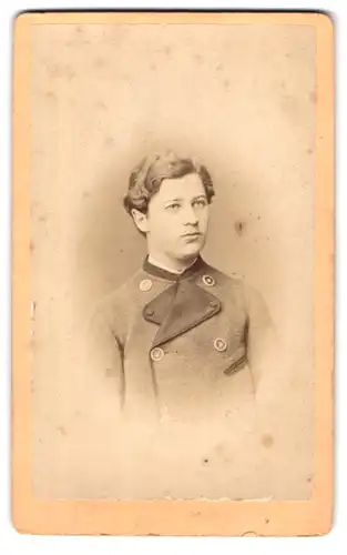 Fotografie Hermann Schwegerle, Coburg, Portrait niedlicher Bube mit welligem Haar im Jackett