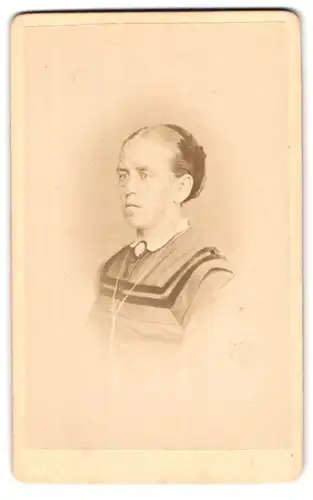 Fotografie Herrm. Pfefferle, Lenzkirch, Portrait schöne Frau mit zurückgebundenem Haar in besticktem Kleid